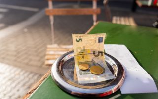 Inhoudingsplicht horecawerkgever voor fooien