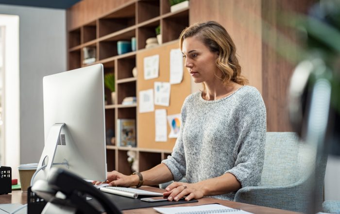 Arbeidsongeschikte office manager vordert ontbinding arbeidscontract